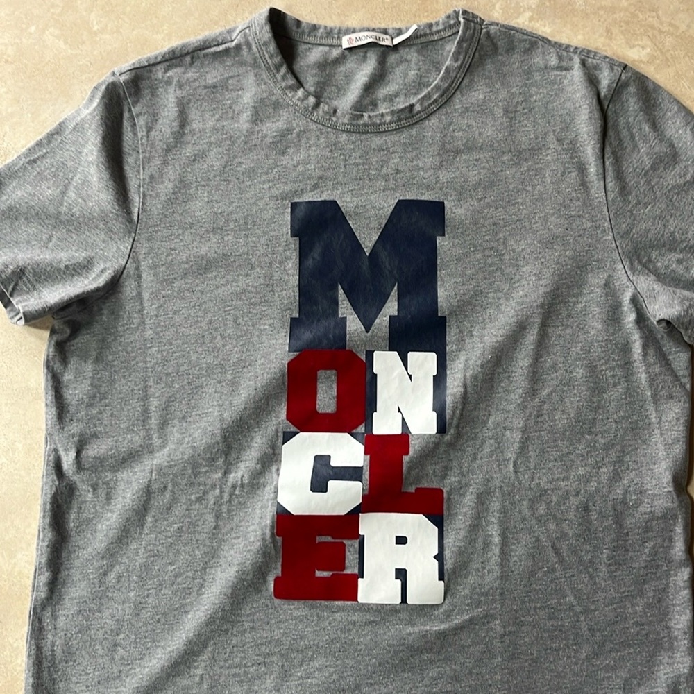 Never worn men’s small true to size Moncler shirt.